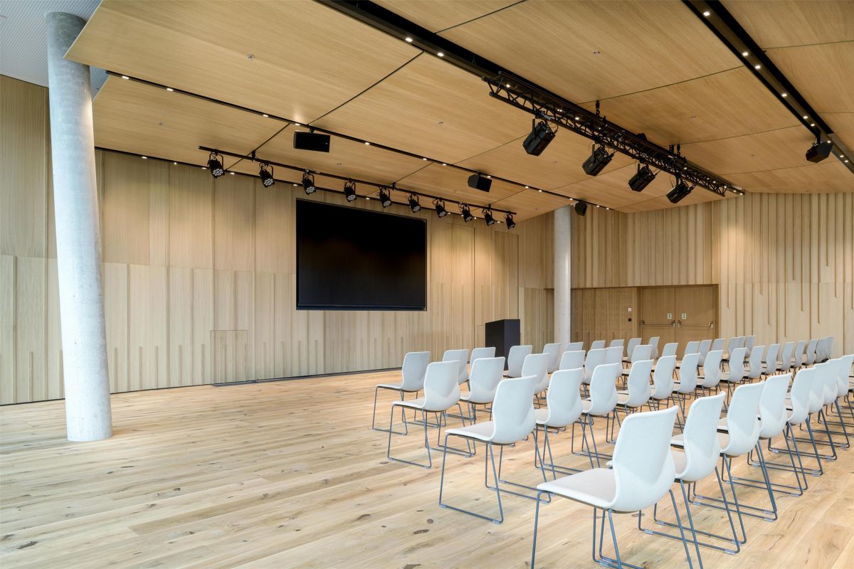 Saal Friedrich mit Bühne, Rednerpult und Leinwand